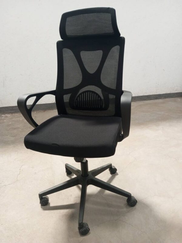 Ergonomic breathable mesh office chair with lumbar support, reclining function, and adjustable height.