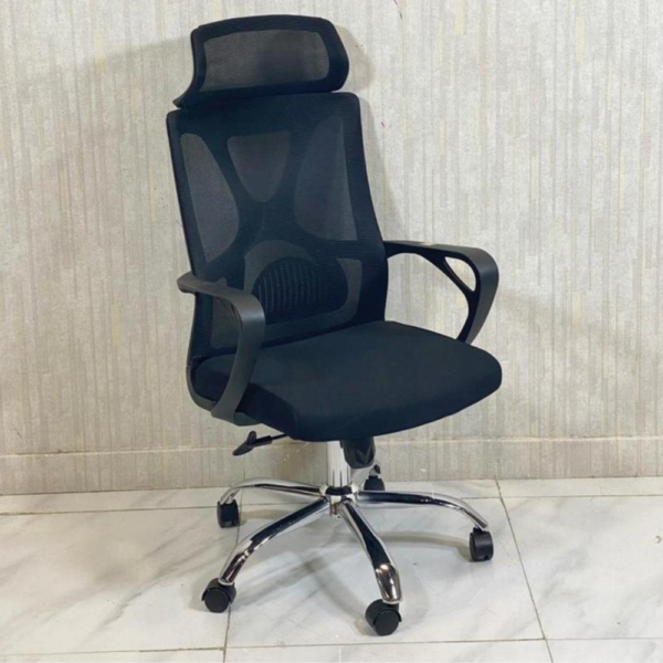 Ergonomic breathable mesh office chair with lumbar support, reclining function, and adjustable height.